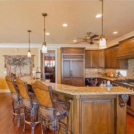 Large Mediterranean Oasis - Water Views & Pool شاطئ كليرووتر المظهر الخارجي الصورة