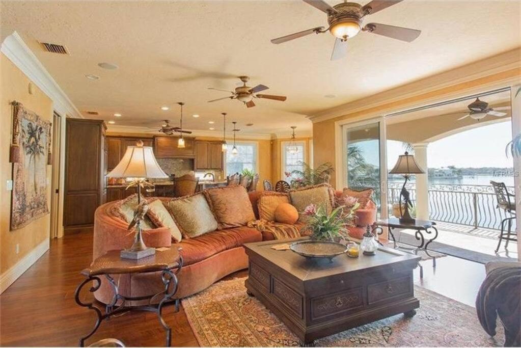 Large Mediterranean Oasis - Water Views & Pool شاطئ كليرووتر المظهر الخارجي الصورة